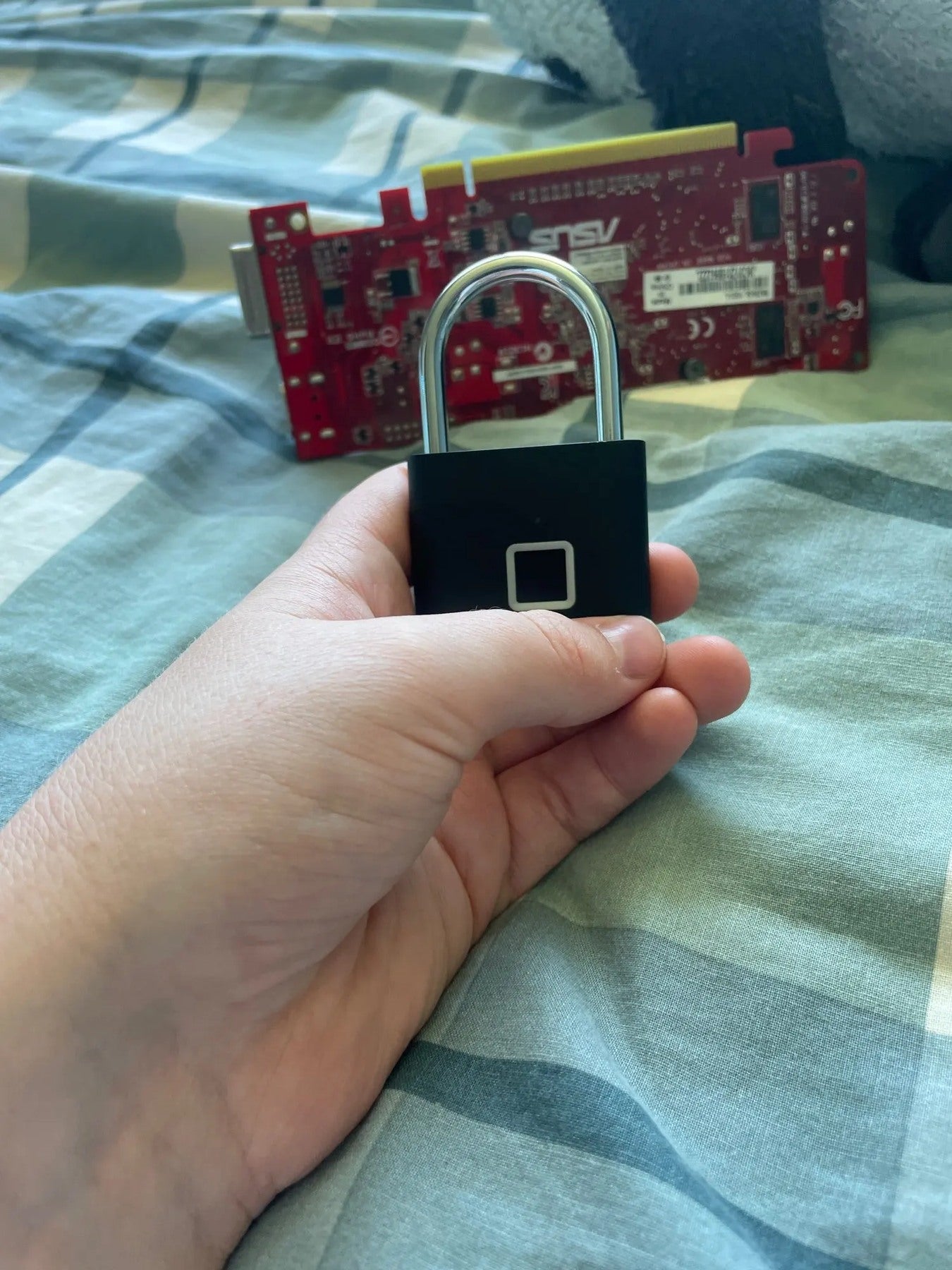 Buyer-submitted marketplace review photo showing the O11 fingerprint padlock in real-world use