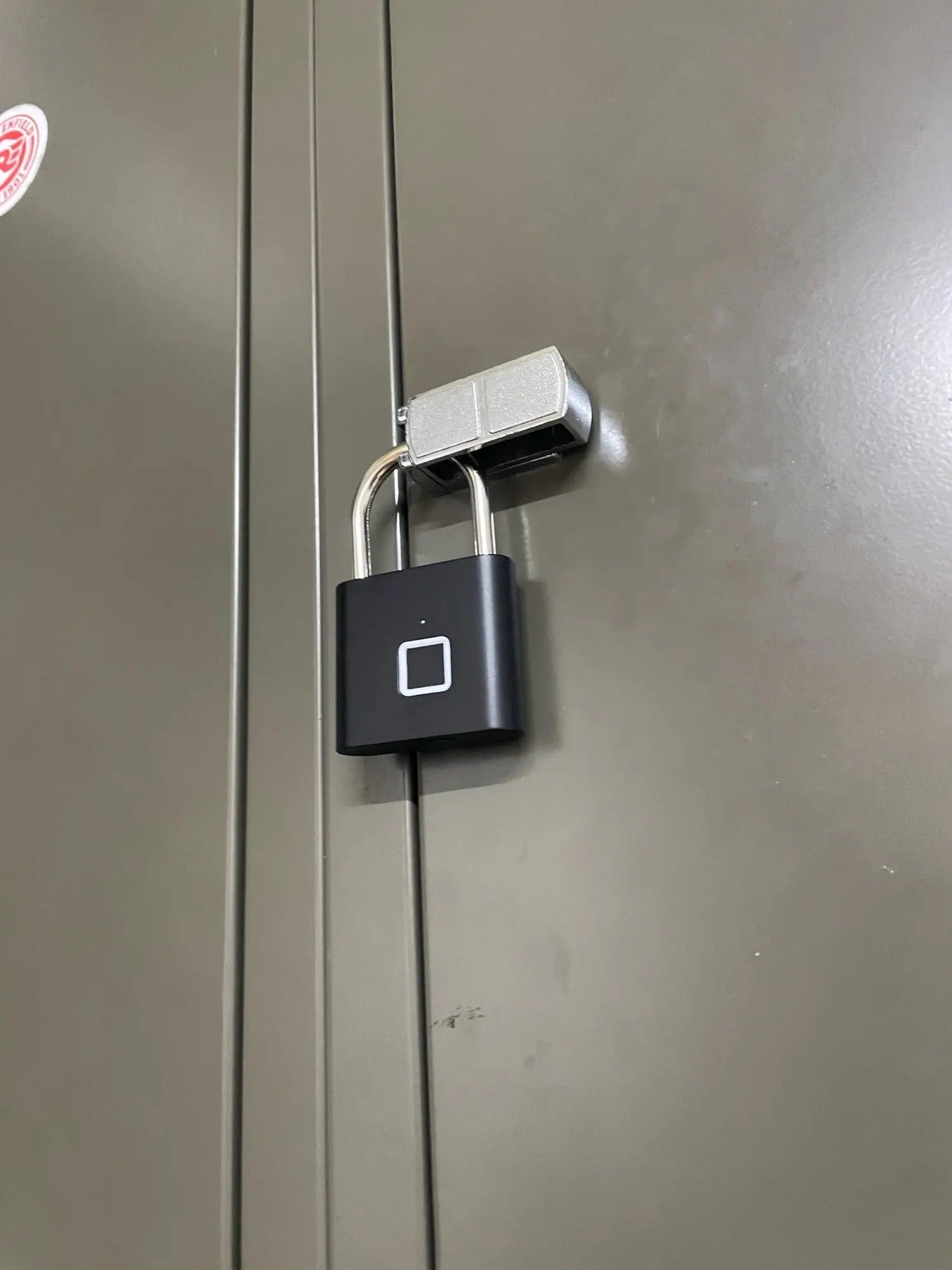 Buyer-submitted marketplace review photo showing the O11 fingerprint padlock in real-world use