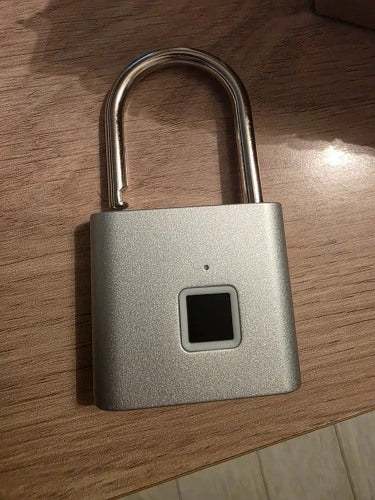 Buyer-submitted marketplace review photo showing the O11 fingerprint padlock in real-world use